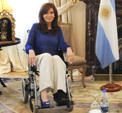 Cristina-Kirchner-Silla-ruedas-29-12015-foto-dyn